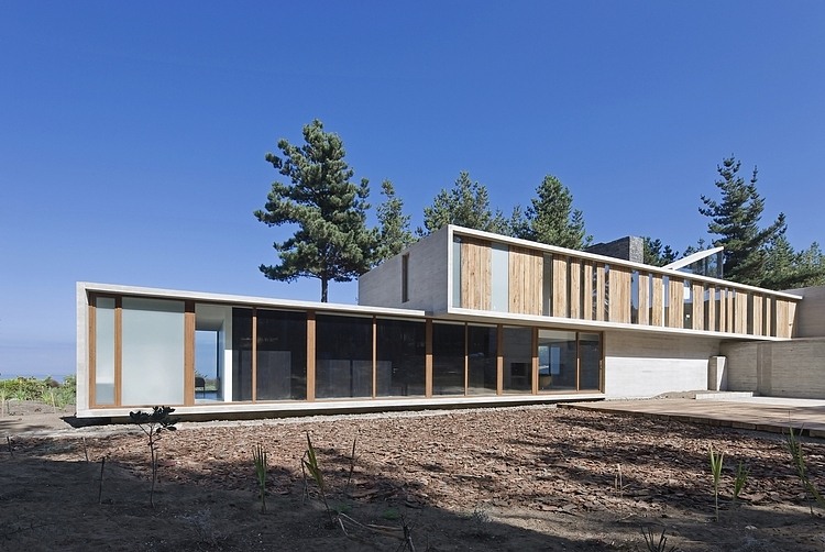 Casa Aguas Claras by Ramon Coz + Benjamin Ortiz Arquitetos