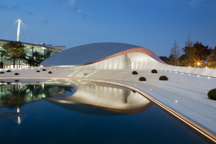 Cool Porsche Pavilion by HENN Architects - 1