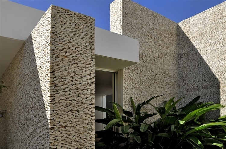 Rajuela House by Muñoz Arquitectos - 1
