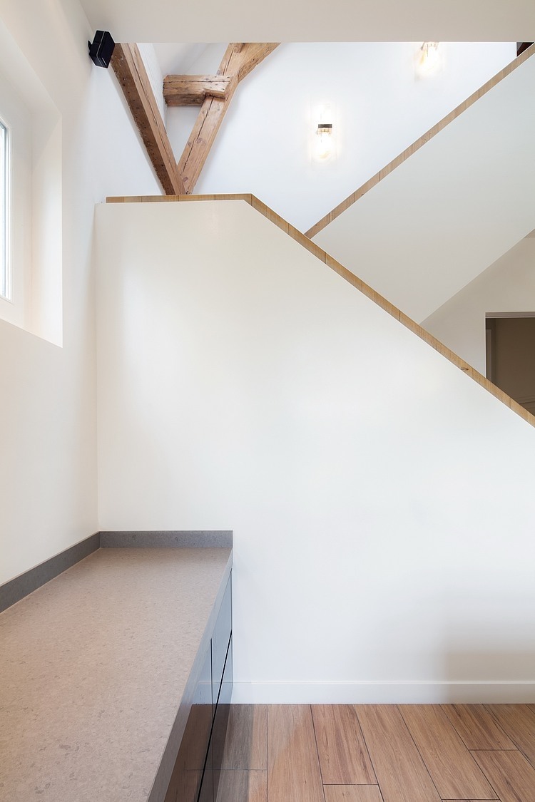 Лестница на мансардный этаж современный стиль