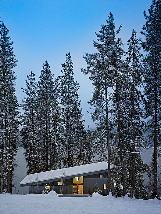 North Lake Wenatchee Cabin by DeForest Architects