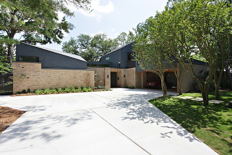 Houston Riverview Way by Tom Hurt Architecture