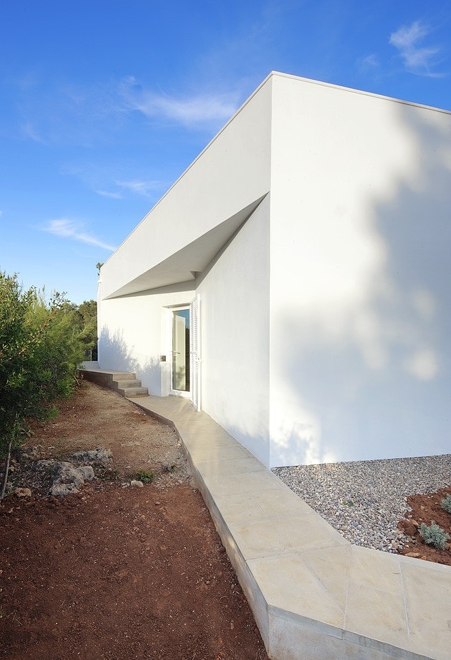 4 Porches and 4 Skylights House by Ferran Vizoso | HomeAdore