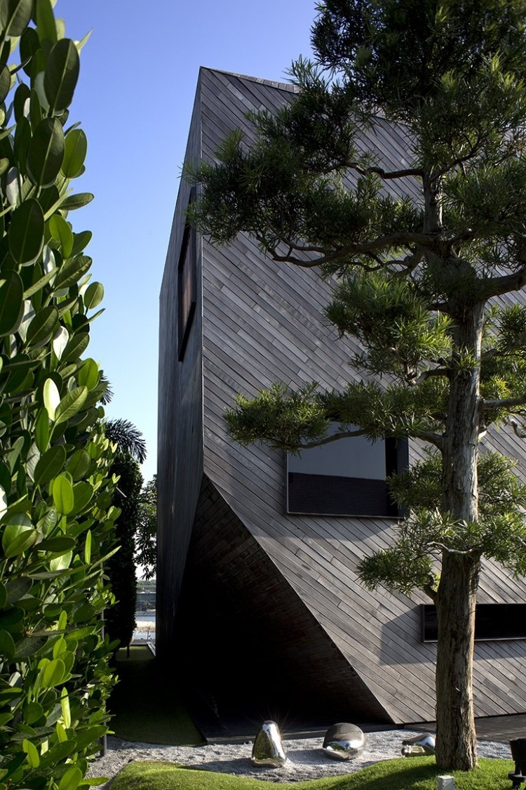Diamond House by Formwerkz Architects