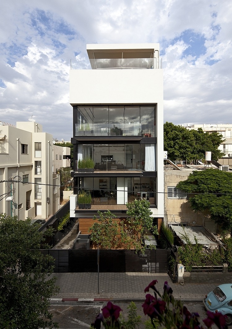 Tel Aviv Townhouse by Pitsou Kedem Architect