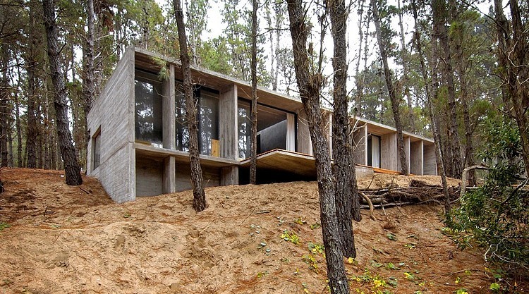 Concrete House by Besonias Almeida