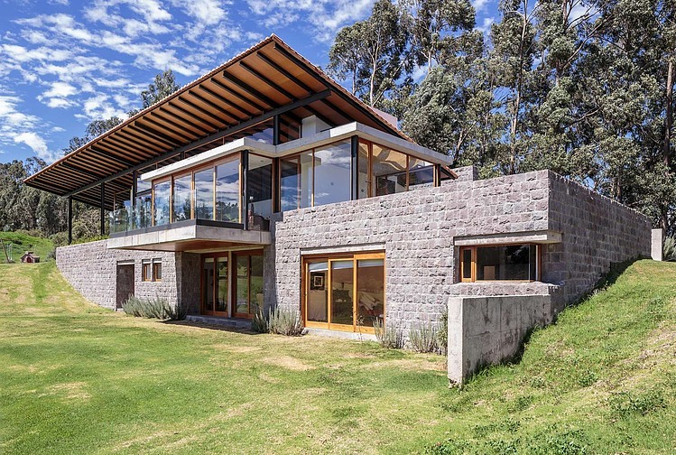 Los Chillos House by Diez + Muller Arquitectos