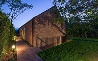 016-long-brick-house-foldes-architects
