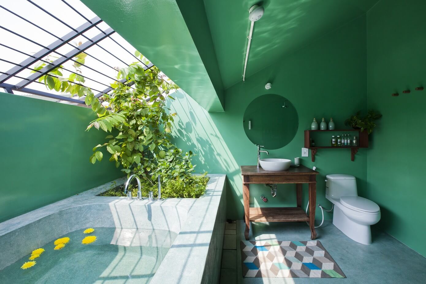 Ванная в тропическом стиле в частном доме