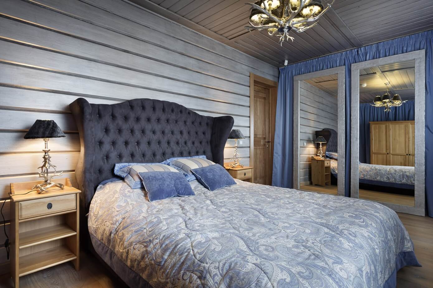 Голубая спальня в деревянном доме