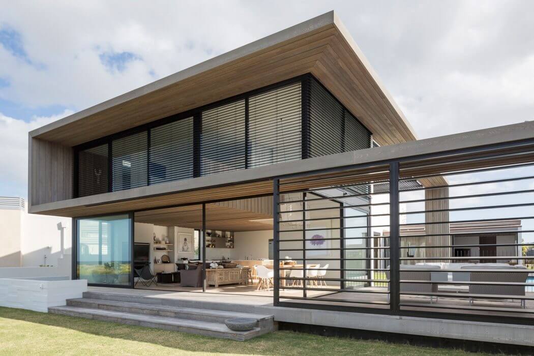 Contemporary House in Omaha by Julian Guthrie