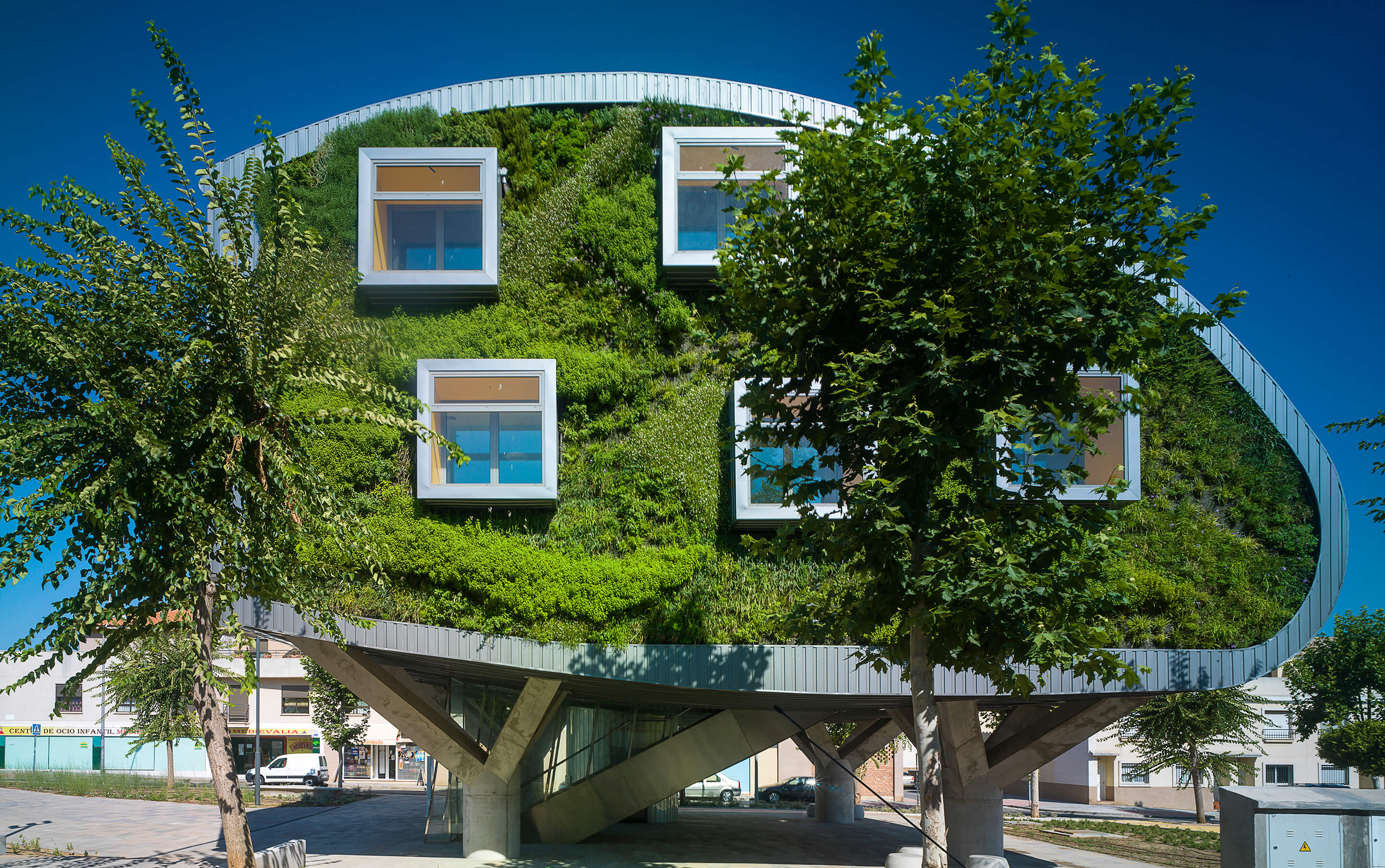 Зеленый дом. Зелёная архитектура. Офисное здание, Малага, Испания. «Зеленый дом» («Green building»). Экодома зеленая архитектура. Экостиль в архитектуре.