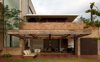Living room facade defined by a big window and a wooden pergola
