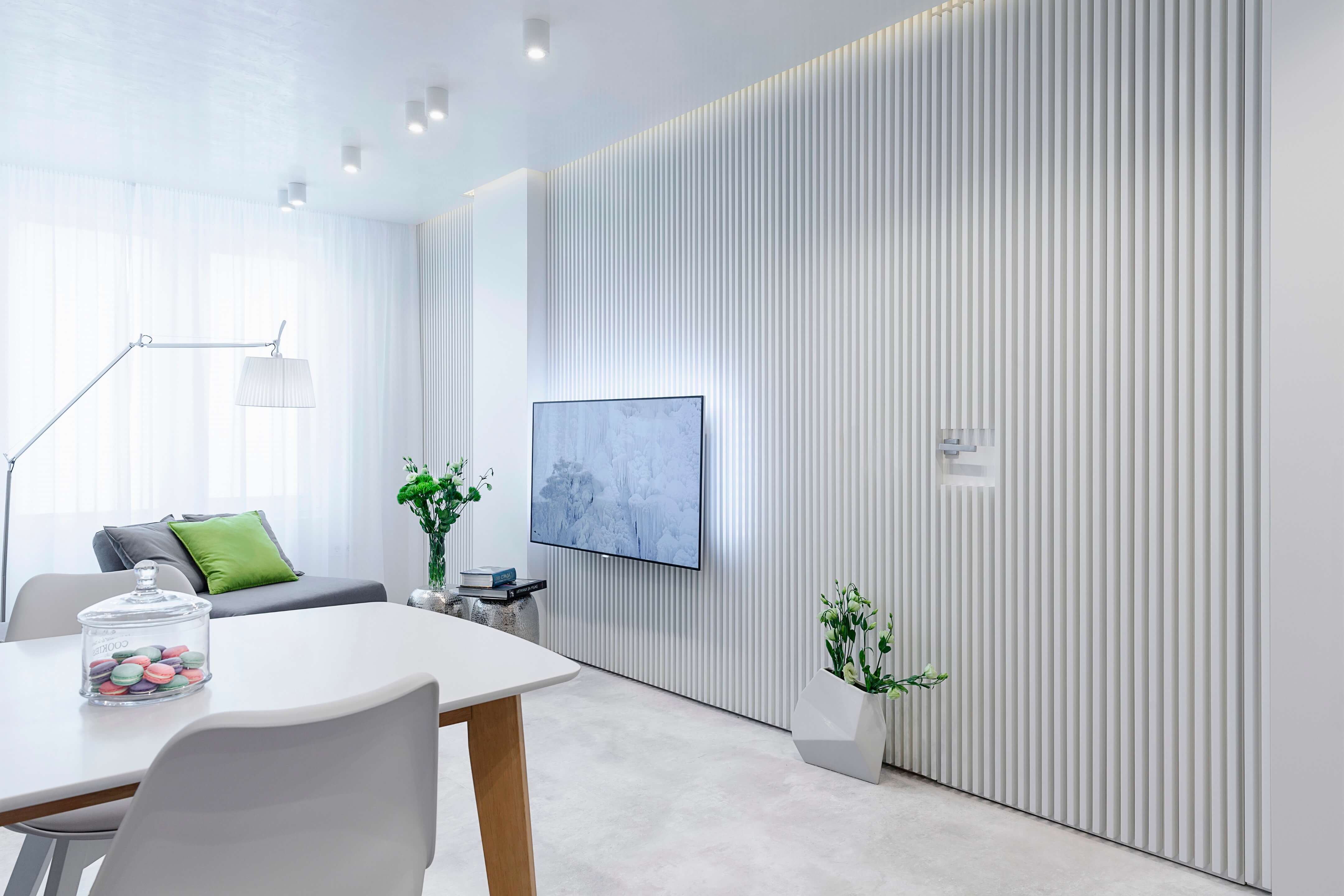 Белые стеновые панели в интерьере White Apartment by Pavel Yanev HomeAdore