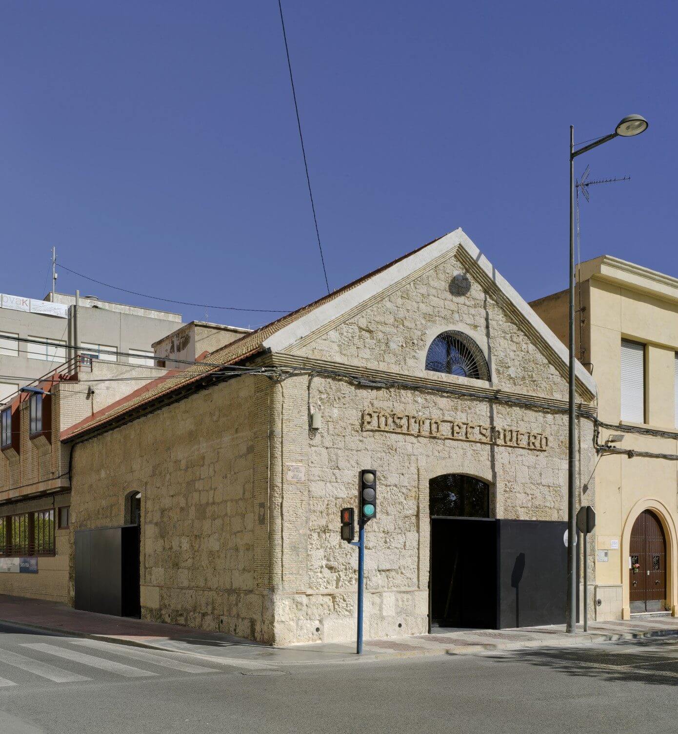 Santa Pola Refurbishment by arn Arquitectos