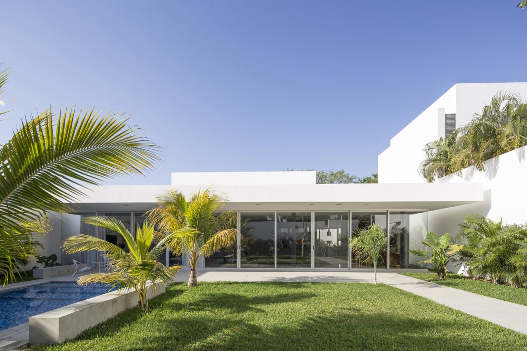 Wide House by Augusto Quijano Arquitectos - 1