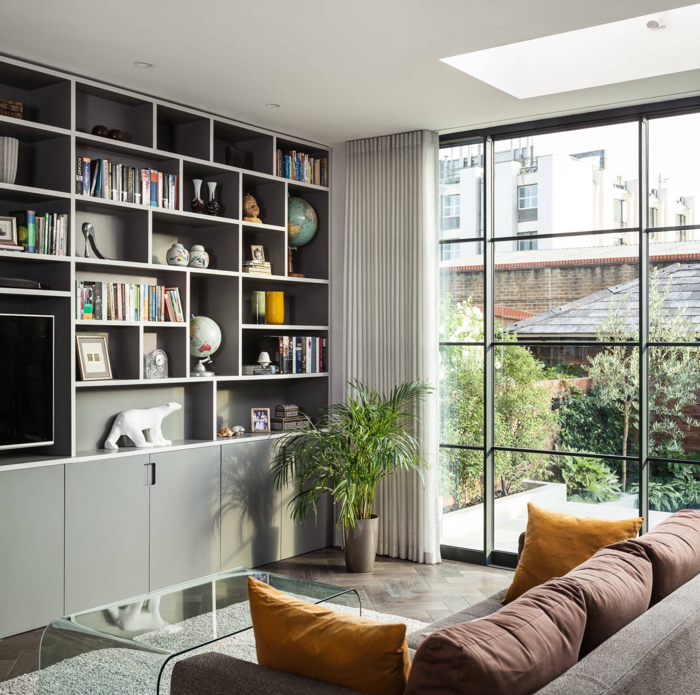 Home in London by EMR Home Design