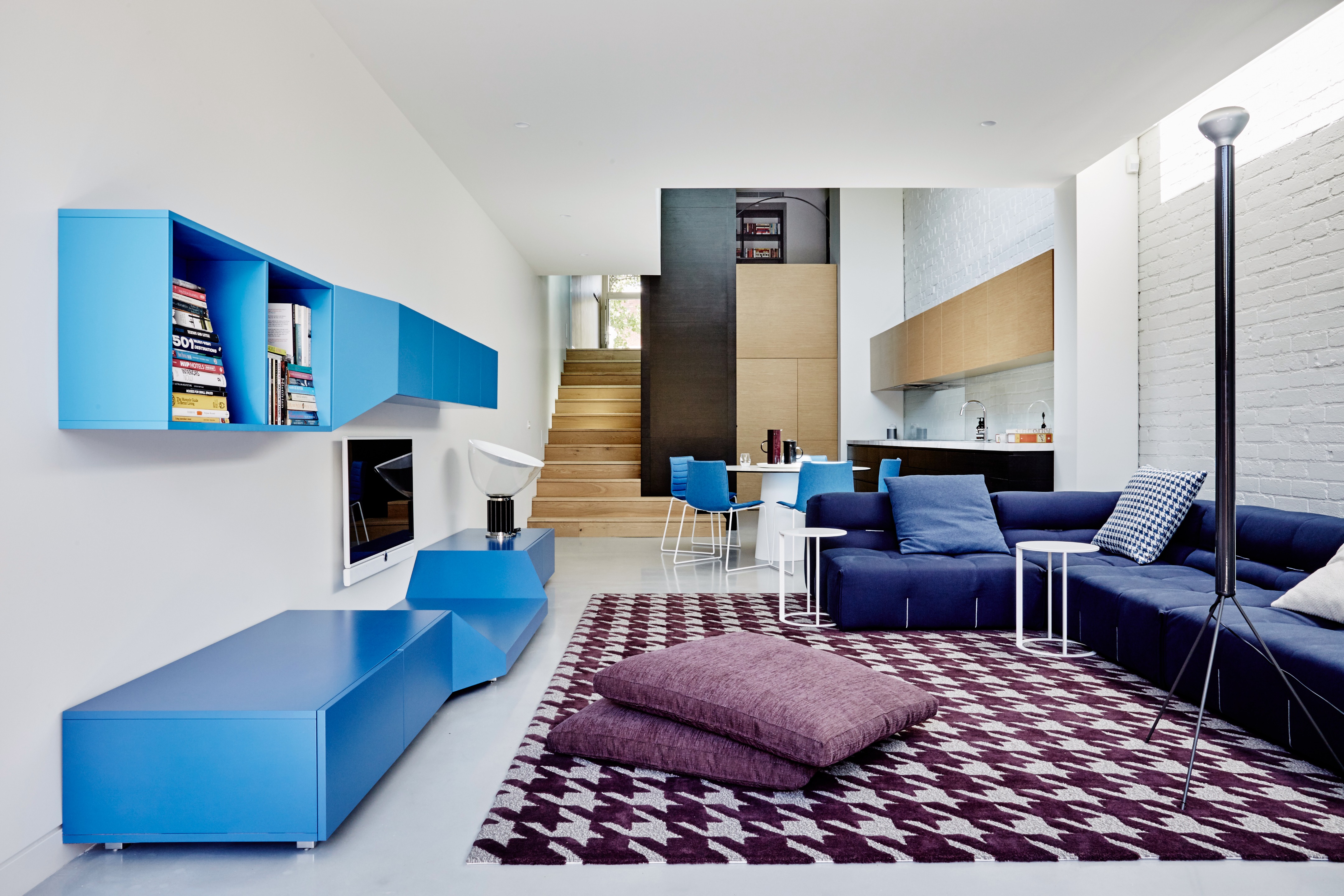 синий диван комната подростка