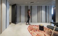 006-monochrome-office-space-tal-goldsmith-fish-design-studio