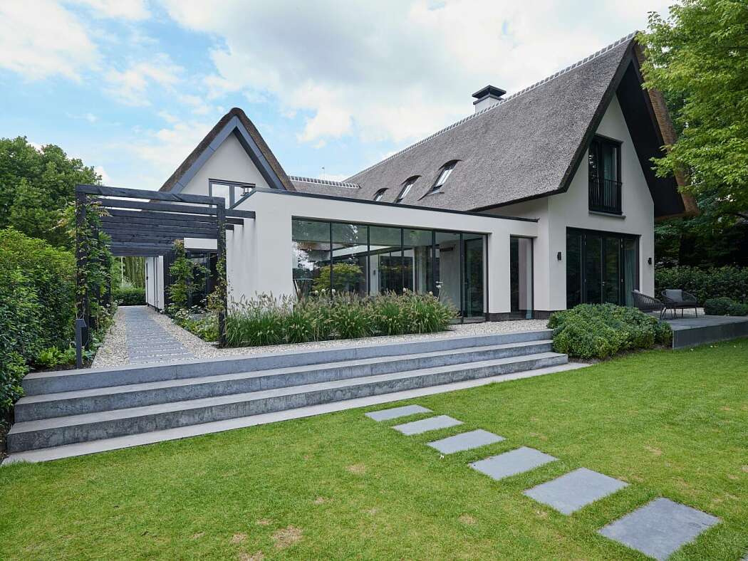 Spacious Villa by Martijn Veldman Interior Design - 1