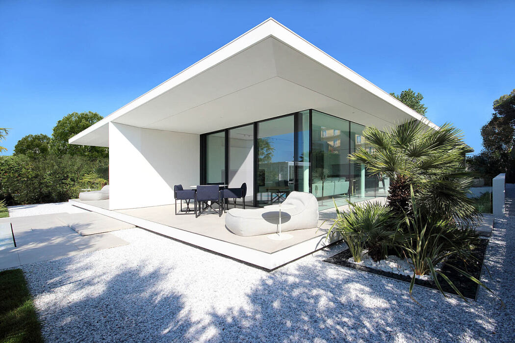 https://homeadore.com/wp-content/uploads/2020/04/015-jesolo-lido-beach-villa-jm-architecture-1050x699.jpg