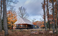 016-bigwin-island-club-cabins-mackaylyons-sweetapple-architects