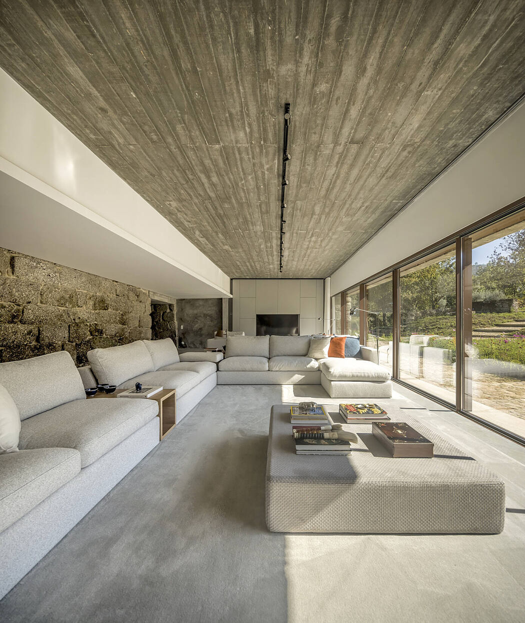 House in Minho by Germano de Castro Pinheiro Arquitectos - 1