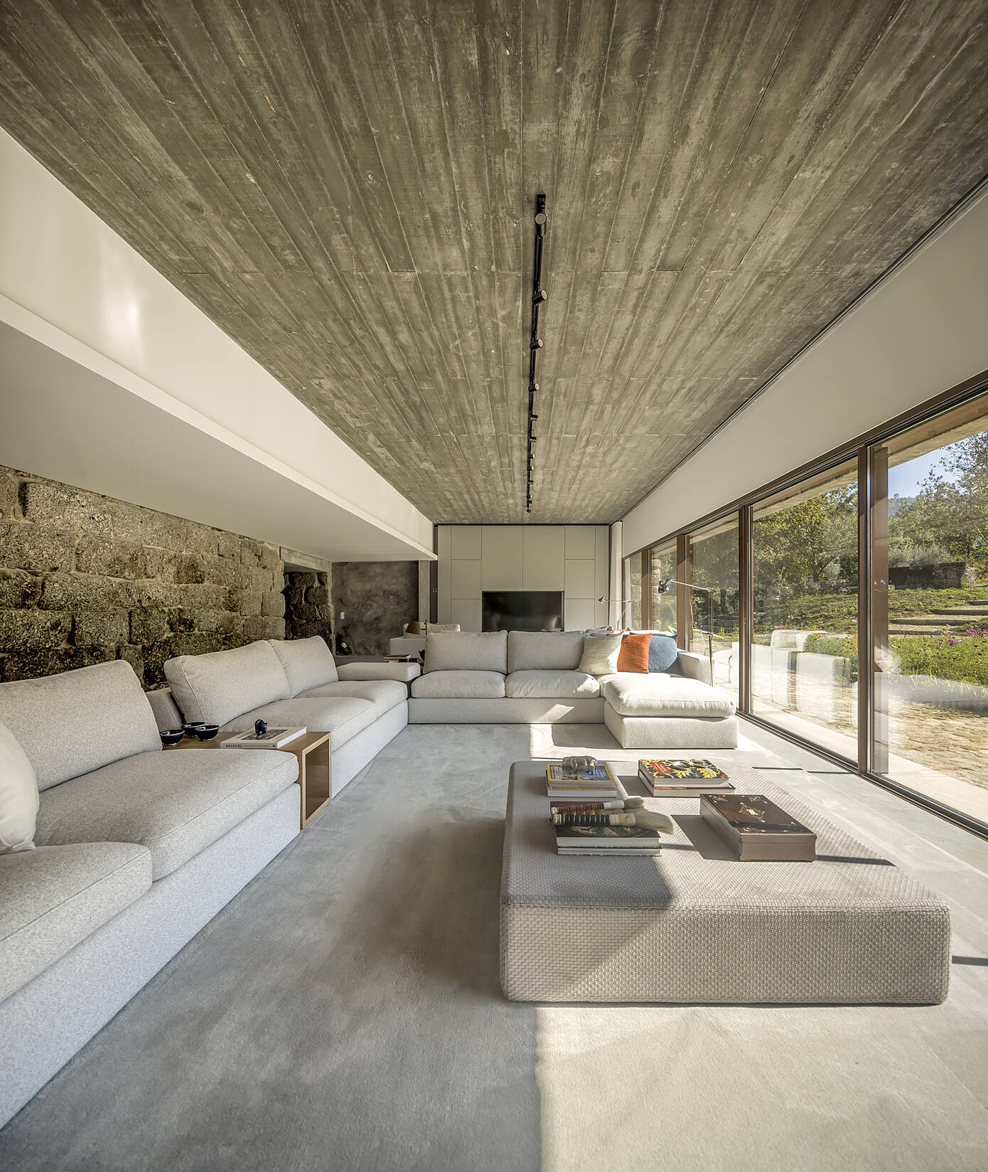 House in Minho by Germano de Castro Pinheiro Arquitectos