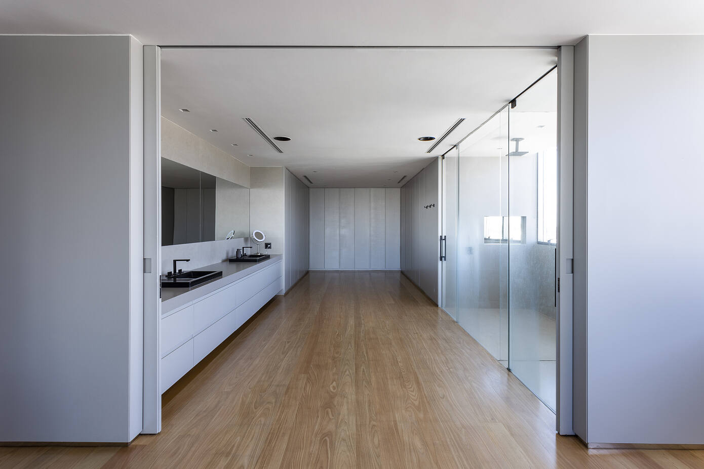 RM15 Apartment by Aguirre Architecture