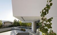 014-cantilever-house-uc21-architects