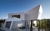 018-cantilever-house-uc21-architects