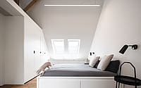 017-attic-apartment-black-box-komon-architekti