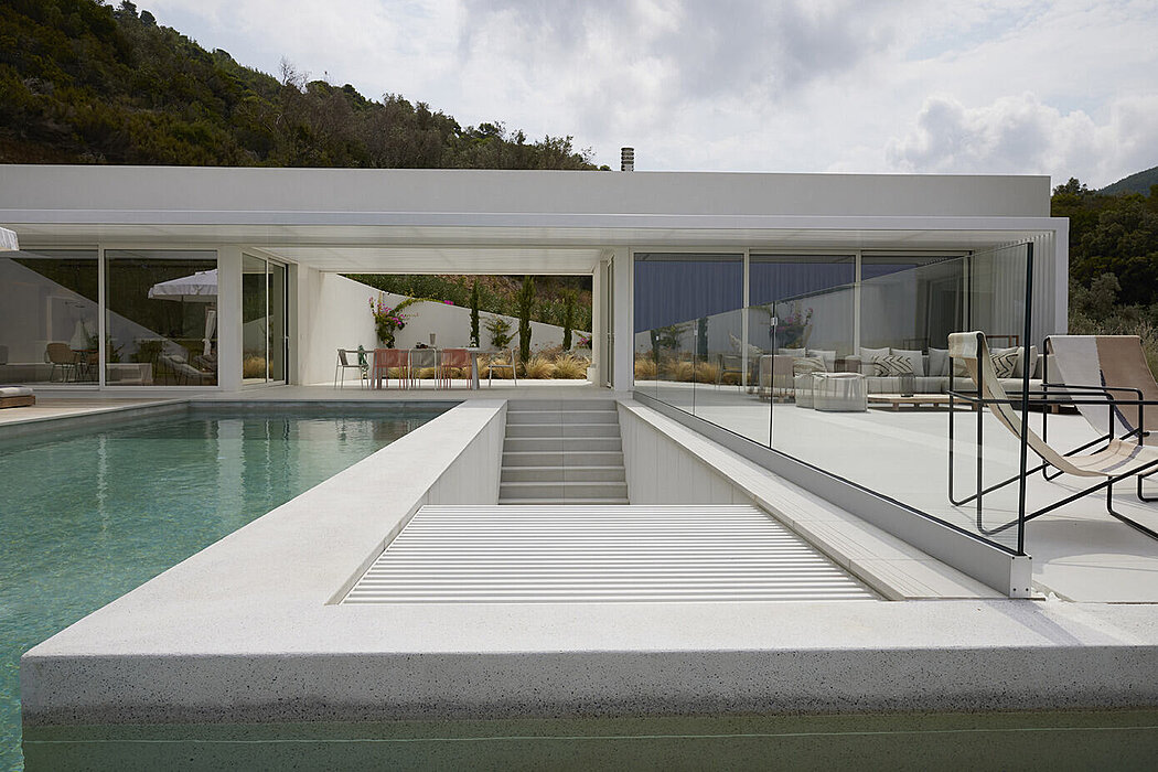The Ultimate Retreat: Bay Villa Offers Serenity and Style in Skiathos City - 1