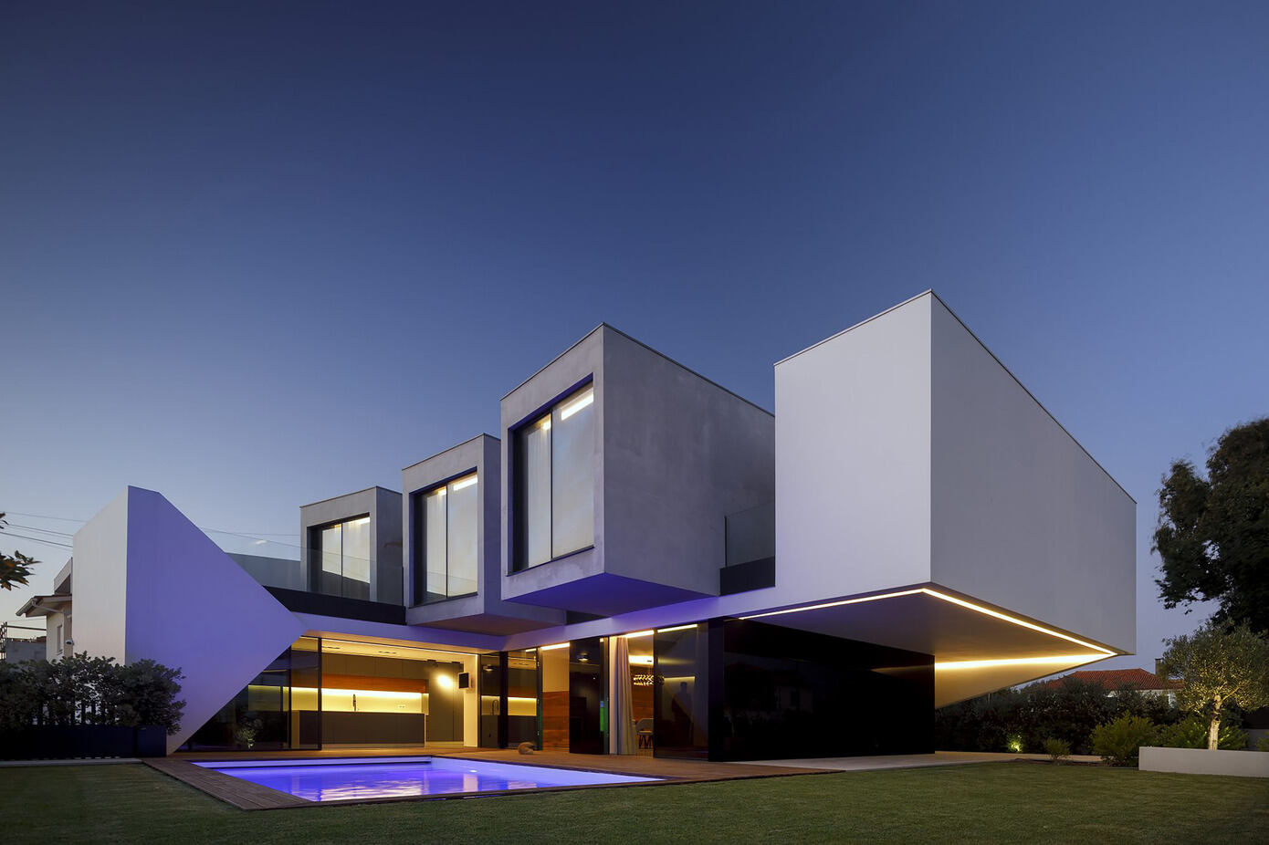 House on Rua Rocha Gonçalves: A Contemporary Home That Inspires Emotions