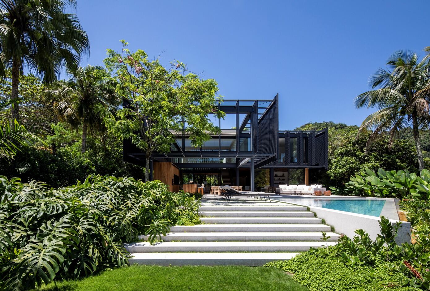 Paraty’s JSL House: Steel, Wood & Tropical Landscaping