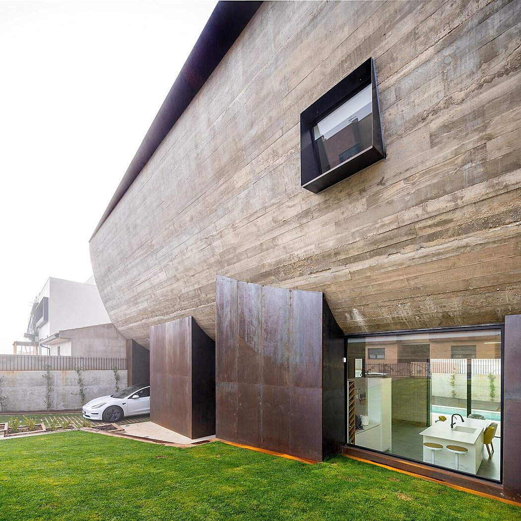 Nau House: A Two-Story Dwelling in Ciudad Real - 1