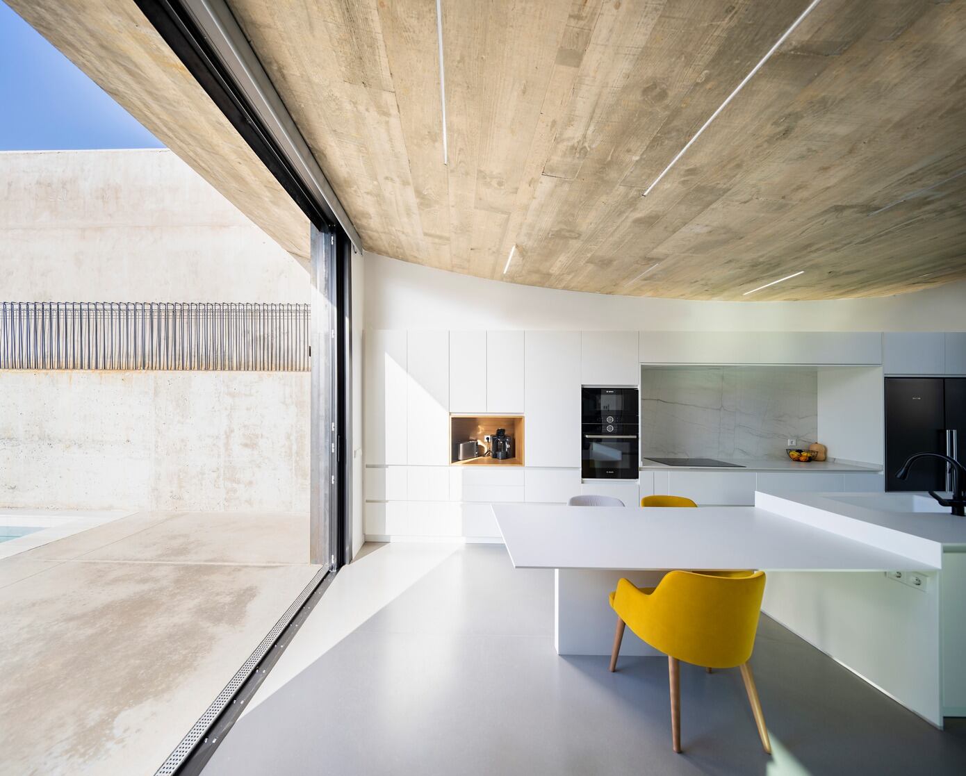 Nau House: A Two-Story Dwelling in Ciudad Real