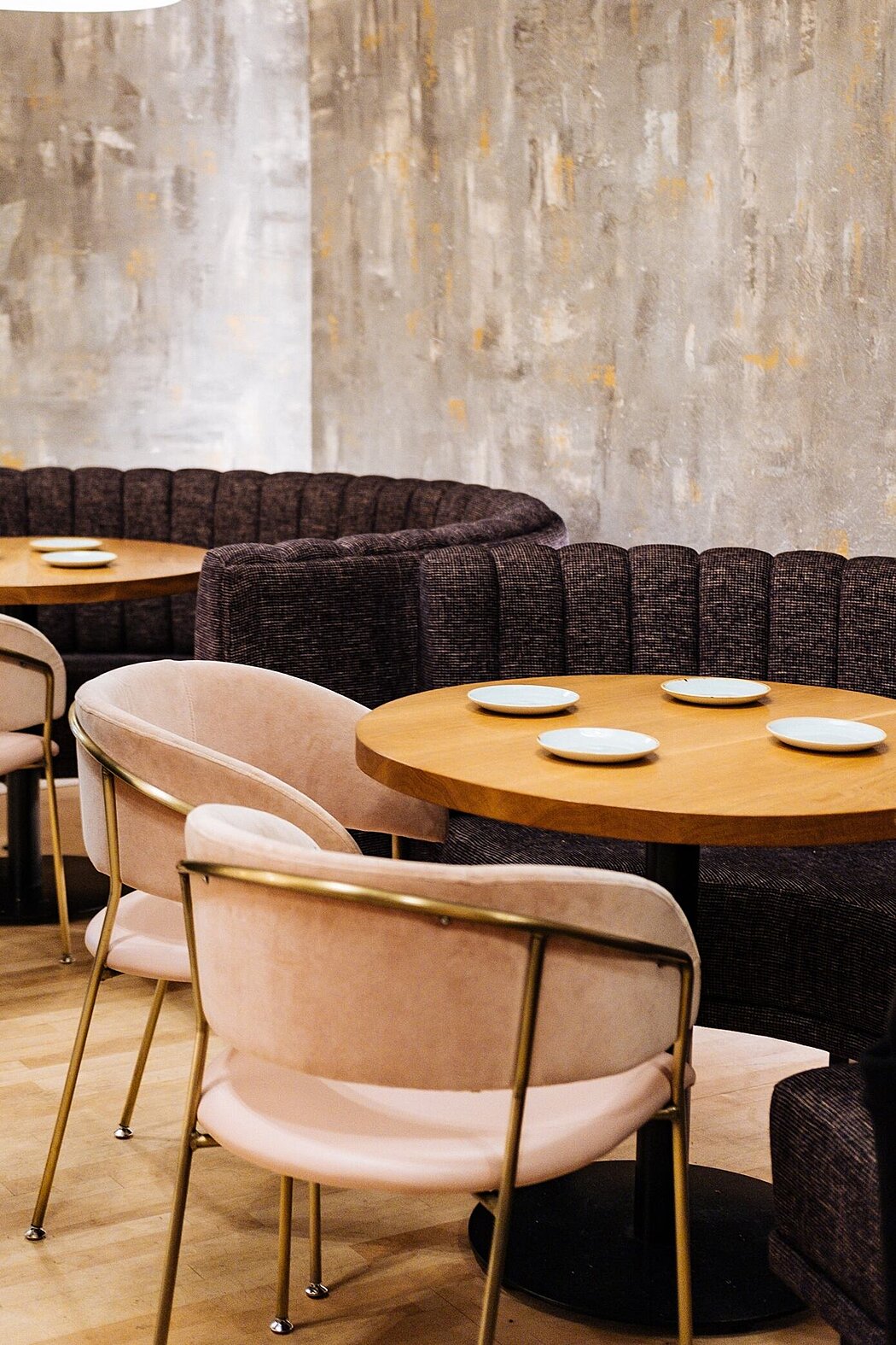 How To Choose The Right Restaurant Booths For Your Space - 1