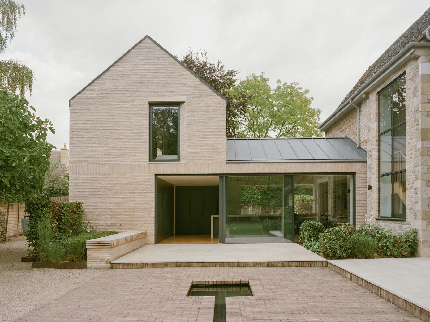 Follyfield: Stone Residence Revived in Cambridgeshire