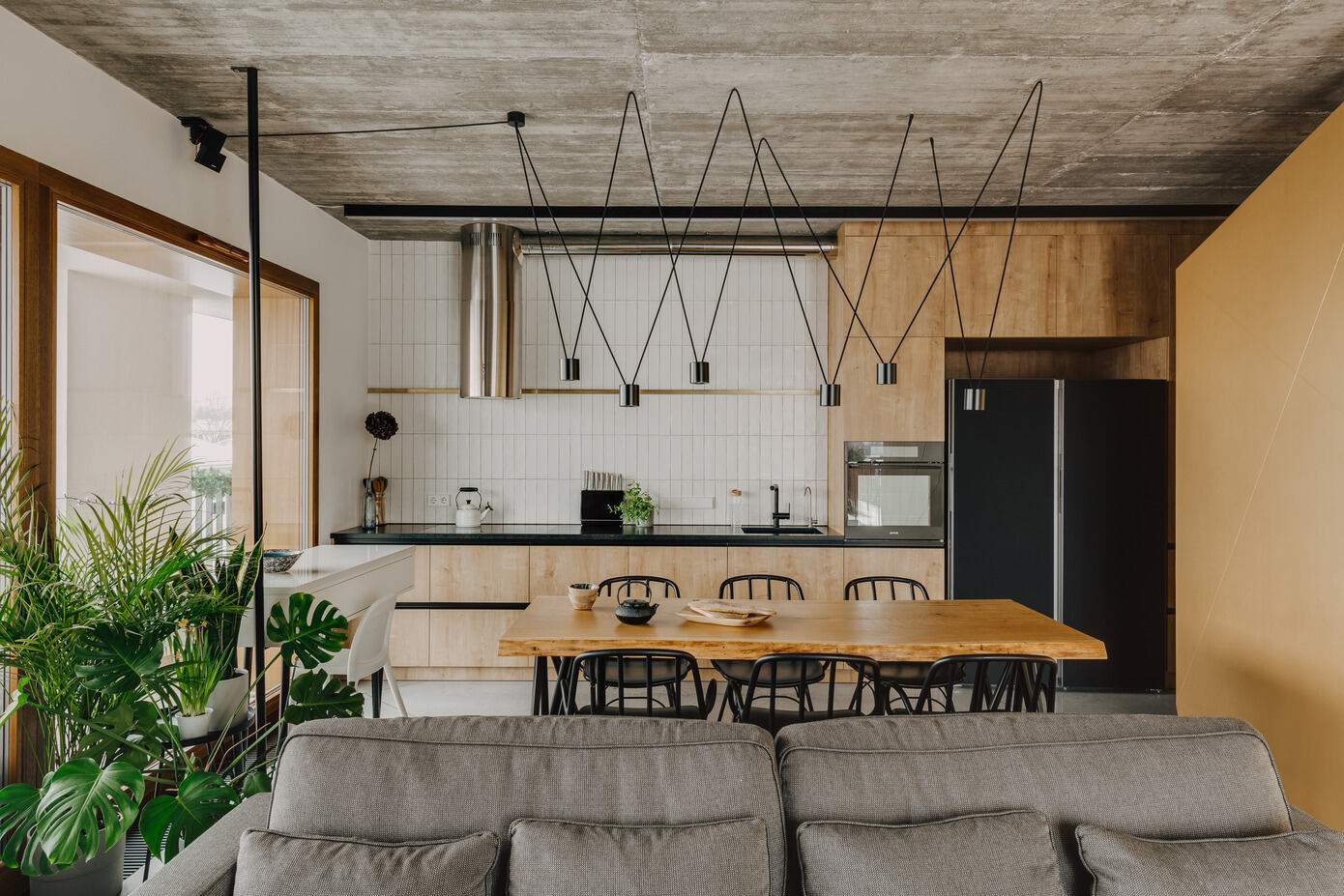 Syta Apartment: Embracing Industrial Elegance in Warsaw