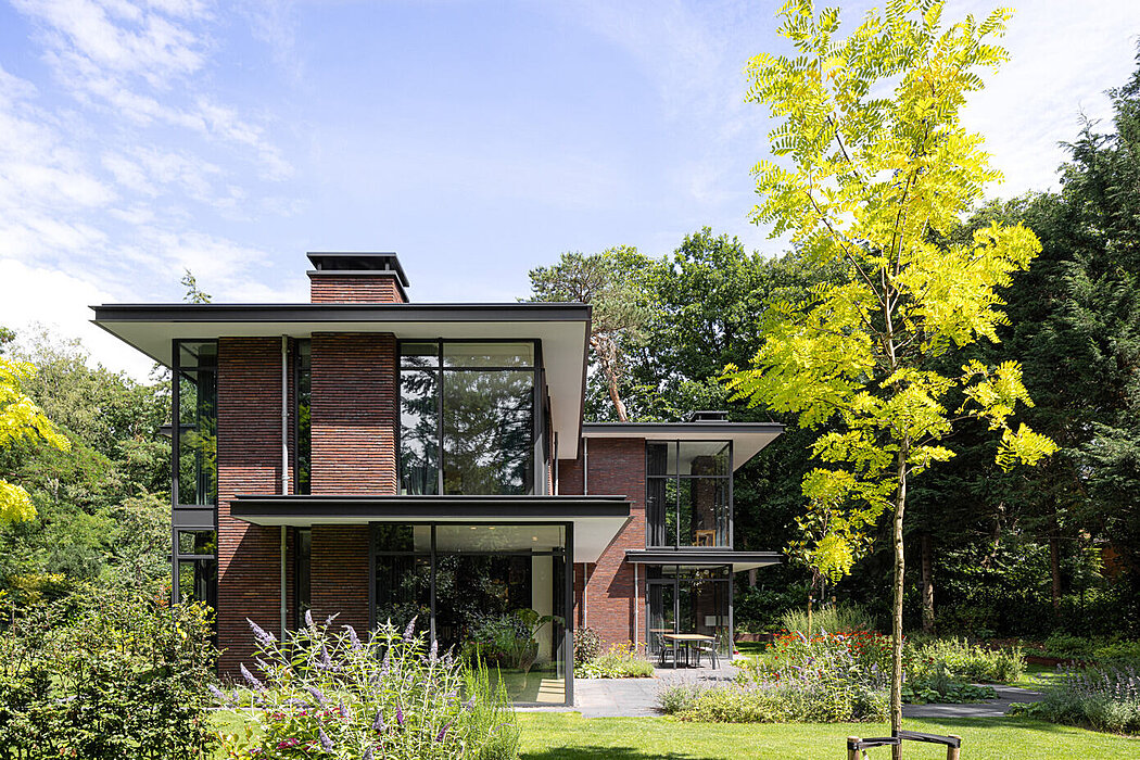 Villa Trompenberg: A Timeless Modern Home in Hilversum