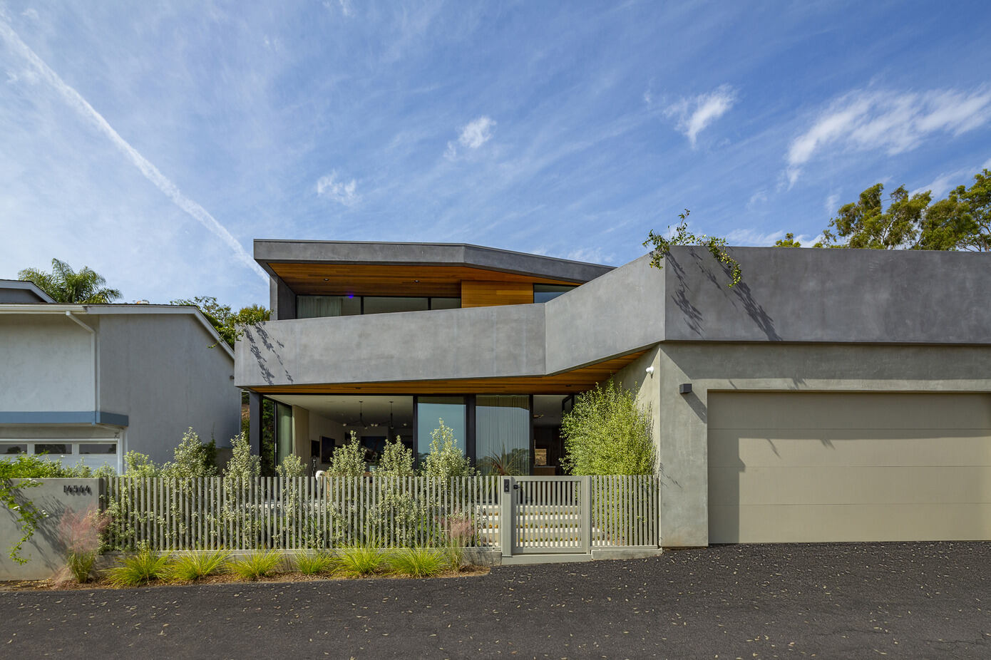 Wrap Recess House: A Private Coastal California Retreat