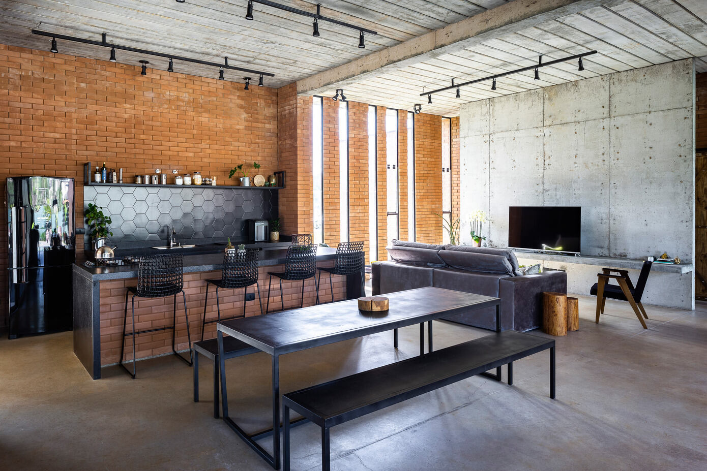 MP House: Modern Brick House in Sao Paulo