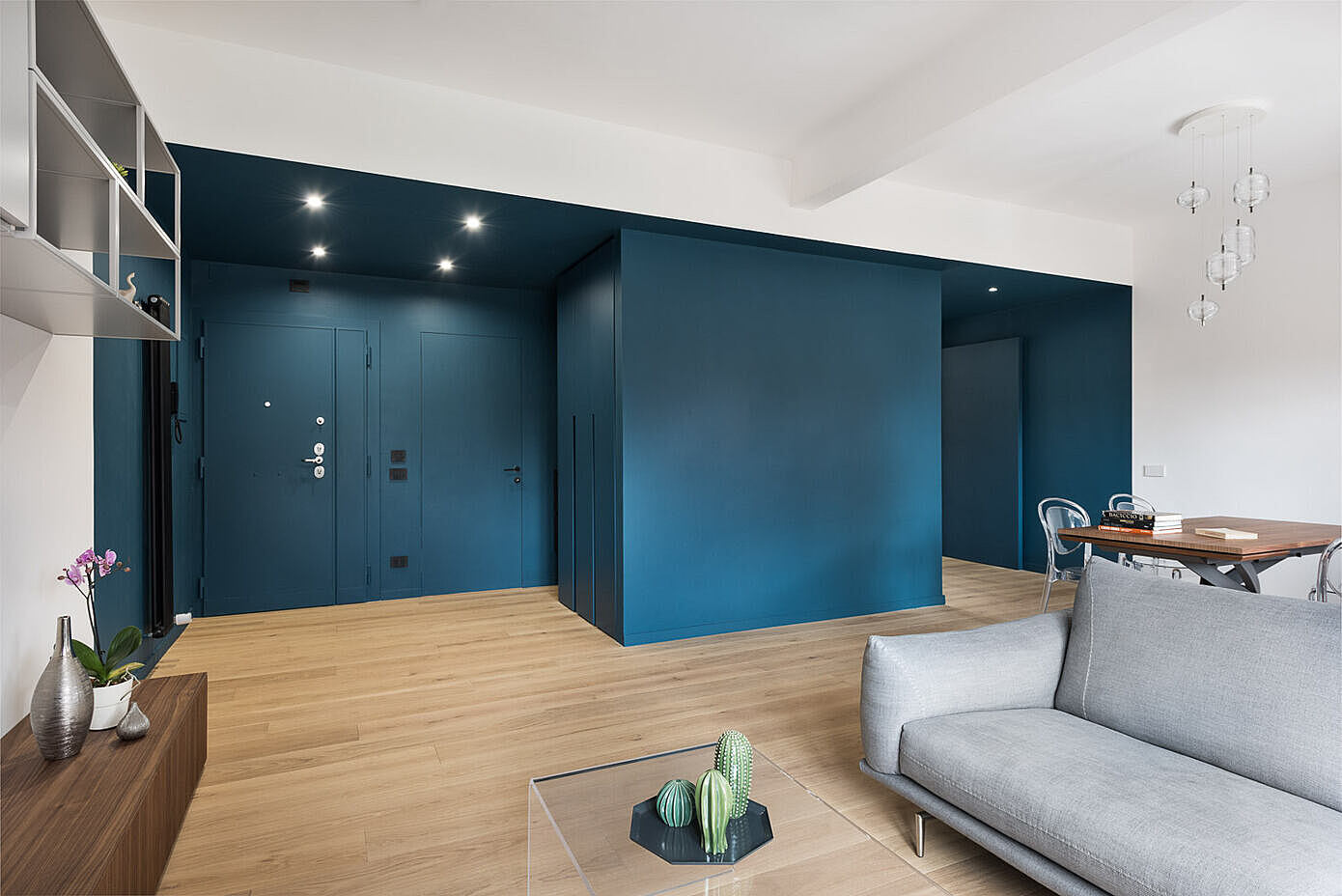 Casa Navy: Rome's Modern Apartment with a Bold Blue Twist