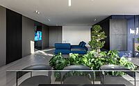 008-penthouse-embracing-green-contemporary-living-italy