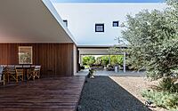 013-house-courtyards-modern-rural-retreat-nicosia