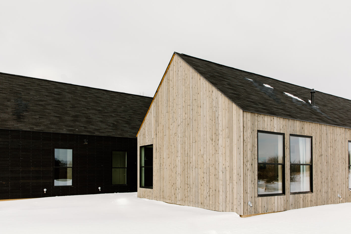 Svart Hus: Harmony and Warmth in a Shou Sugi Ban Masterpiece