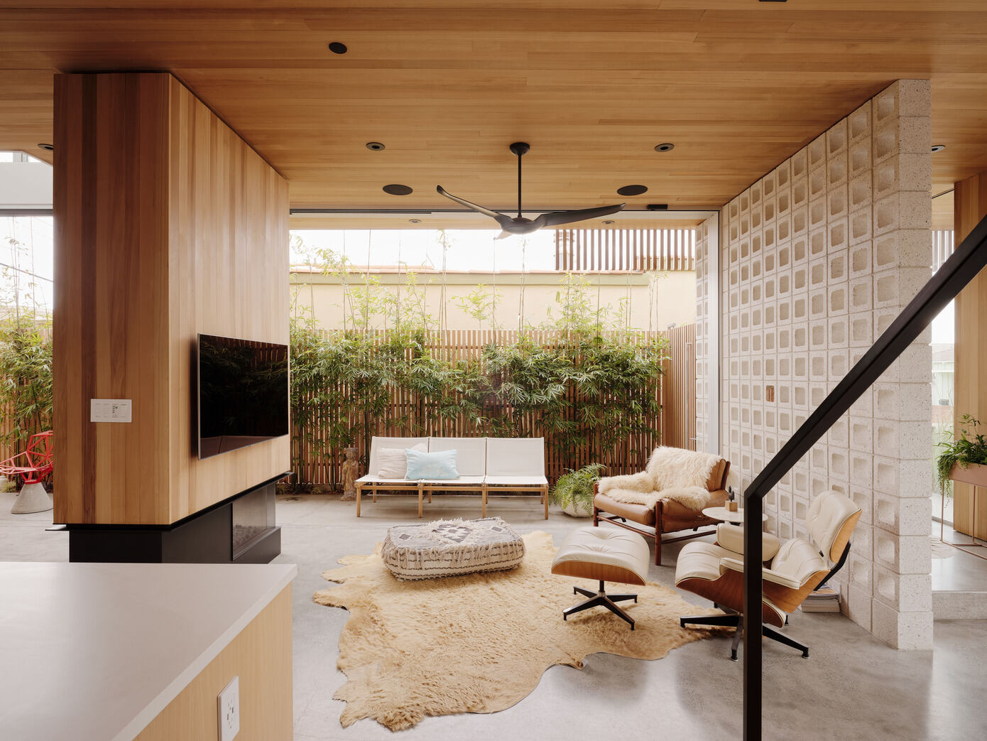 Walk-Street House: Embracing the Outdoors in Hermosa Beach