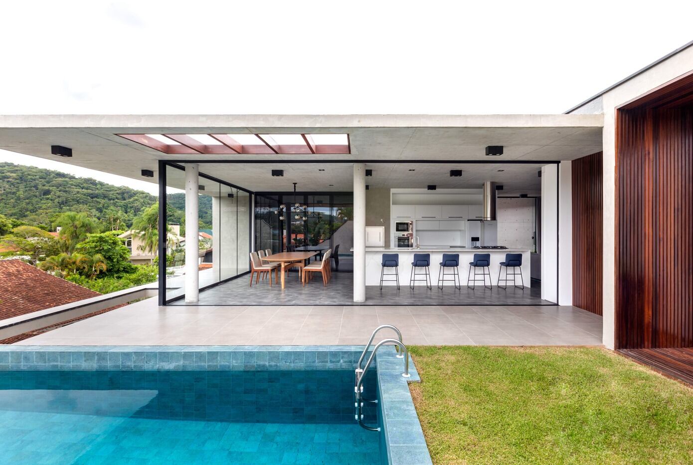 Residência S&R: Seamlessly Blending Indoor and Outdoor Spaces