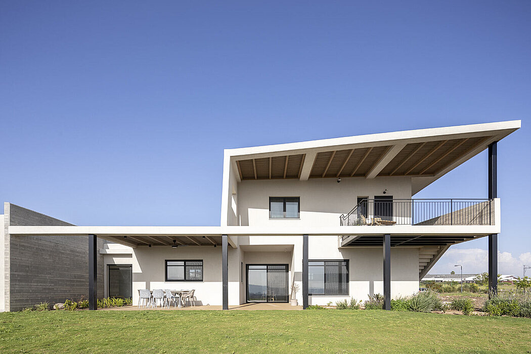 Nahalal House: A Fusion of Modernity and Country Charm in Tel Mond - 1